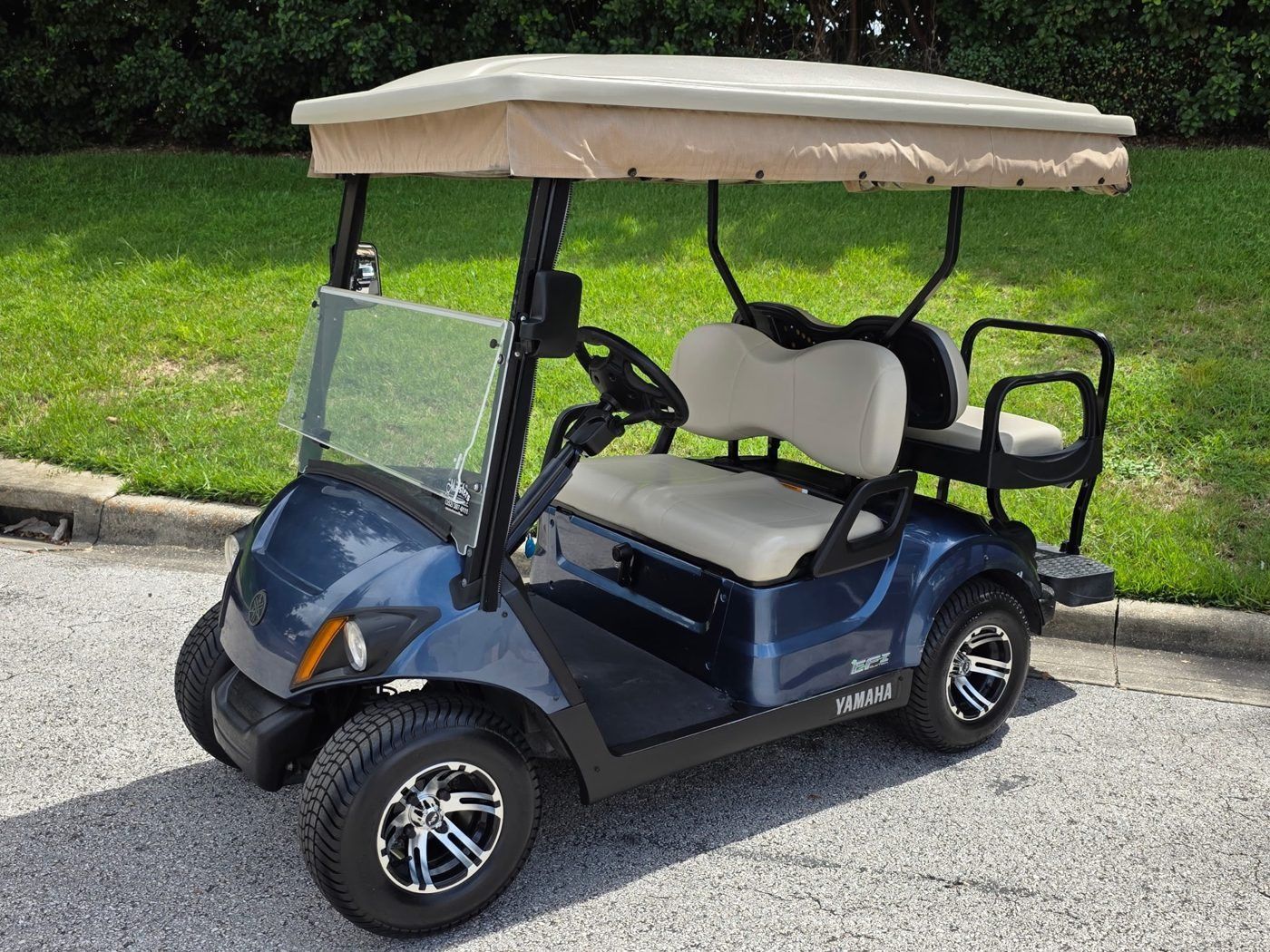 Four passenger Yamaha rental golf cart with sun top